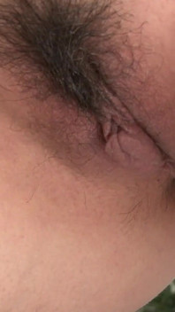 日本人の女の子は、巨根で男をしゃぶる前に彼女の茂みにおもちゃを貼り付けます