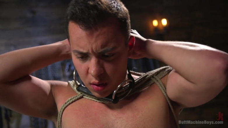Butt Machine Boys: Anal köle açgözlü deliğini şok ediyor ve makine sikiyor