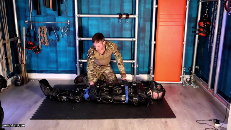 TomBakerBDSM: Svázaná v koženém pytli pro Estim (4k)