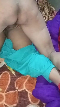 pati patni ke saath dhokha de raha hai aur bhaartiy premika ke saath seks kar raha hai