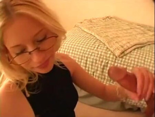 Femdom Sex: Submisivní blonďatá teenagerka s brýlemi se nestydí