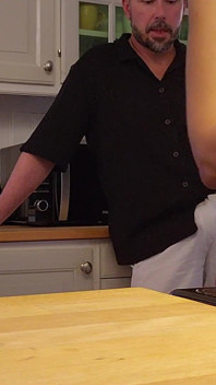 Hete milf wordt langs achteren geneukt in de keuken, haar man wist niet dat ze haar camera aan had