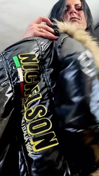 Milf dominante en nuevo brillo de Nickelson Downjacket. Vaquera inversa, perrito y doble corrida
