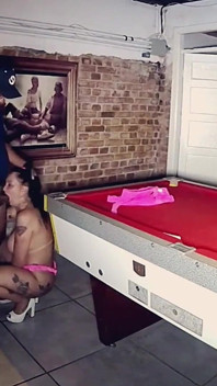 Yaşlı kadın bilardo masasında büyük yaraklı genç adamla sikişiyor