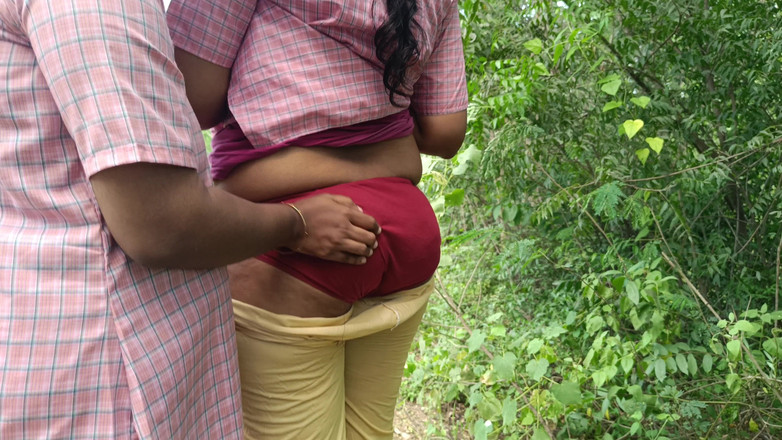 Magilmathi: Vysokoškolská uniforma studentka venku