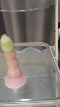 Sis-k lacivert gecelikli süslü bir dildoya biniyor ep2
