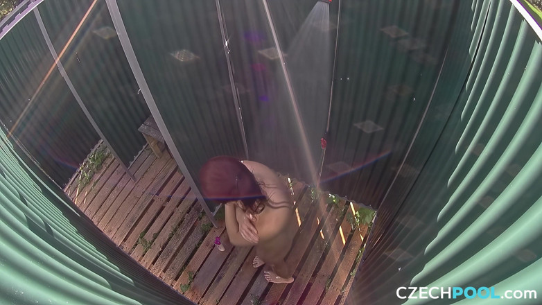 Czech Pool: Piscine tchèque 7 : une beauté de fitness ferme se met à nu...