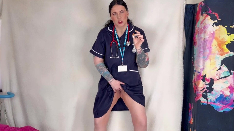 MissFFW: Hemşire iki kadın bir sigara ve sidik için öğürüyor