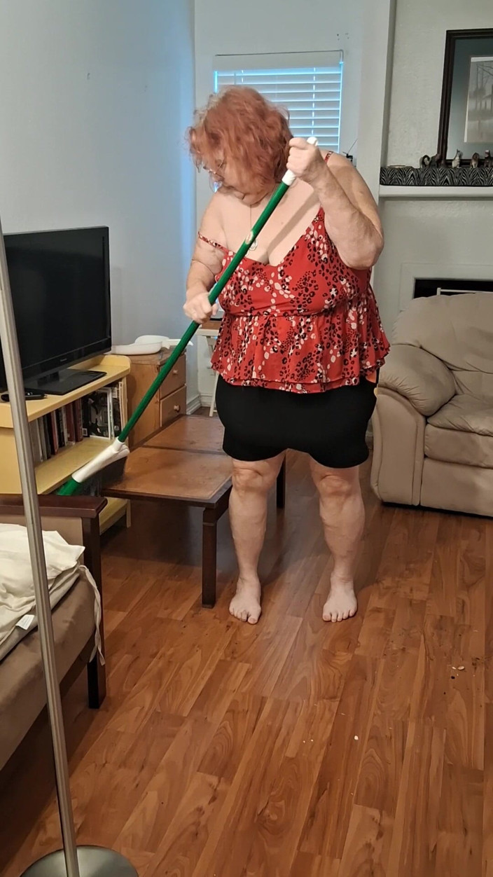 BBW nurse Vicki adventures with friends: Jururawat kecantikan besar yang menyampah Vicki memutuskan untuk menangis dirinya