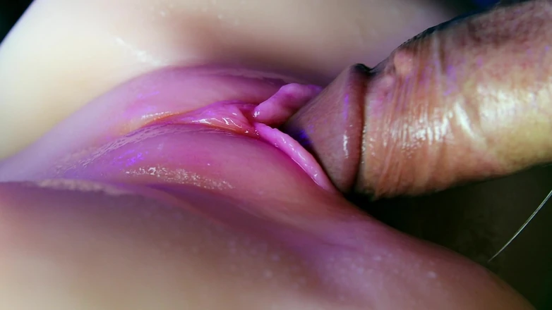 SEXY_GUYBEST: Il succoso primo piano della figa assorbe una porzione di...