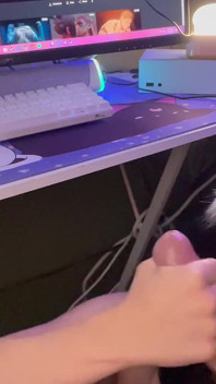 Gamer girl dá boquete debaixo da mesa