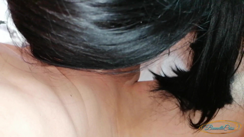 Brunette Criss: sautela bhaee mujhe sophe par land chusaee deta hai
