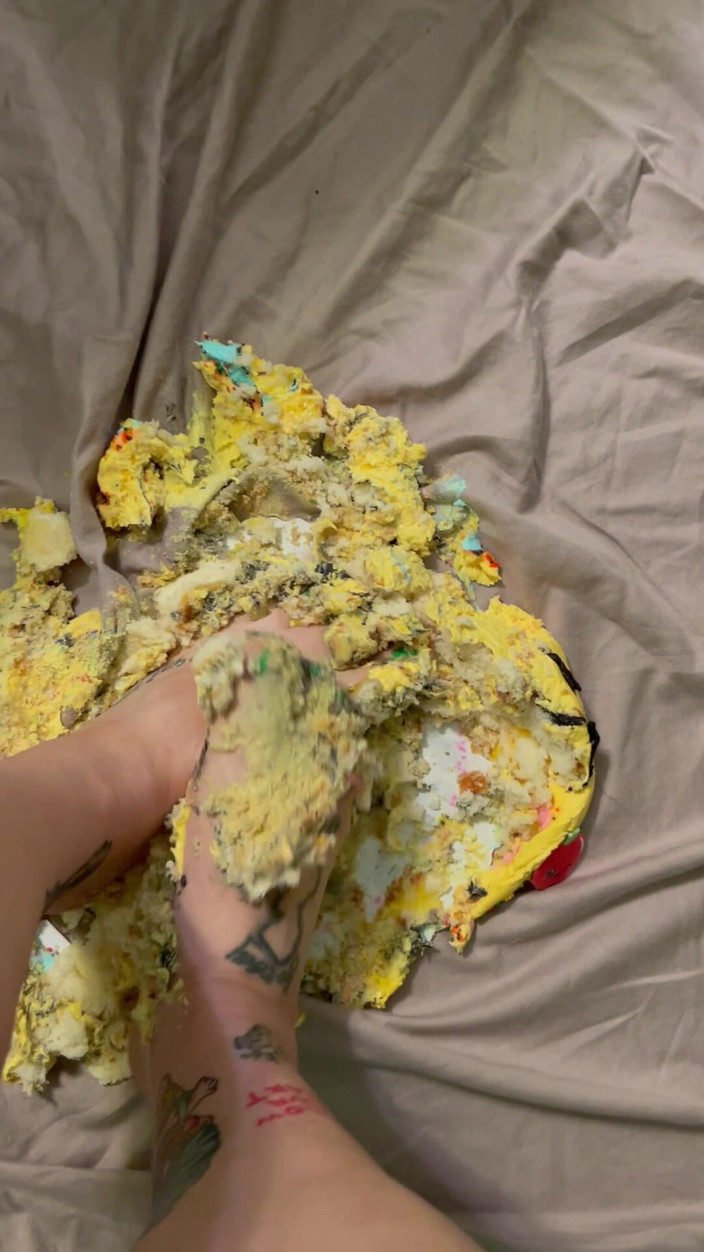 CherryBombBomb: Esmagando bolo com meus pés fofos