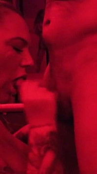 Kira Knight, star du porno allemande, se fait baiser par des mecs à Redlight