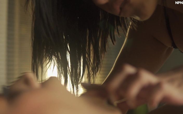 Kylei Ellish: Lần làm tình đồng tính nữ đầu tiên của một cô gái...