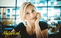 Sarışın orta yaşlı seksi kadın Eva Black büyük yaraklı gizli sevgilisini dölleme için çağırıyor