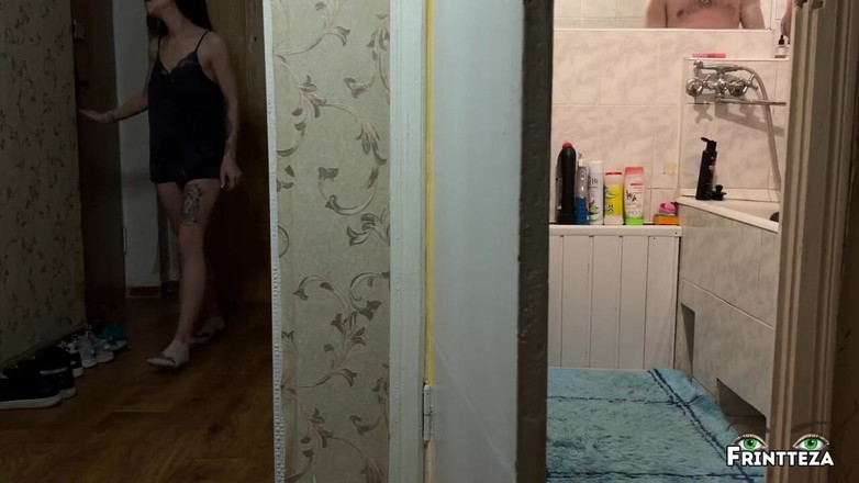 Frintteza: Сусід трахнув мене в рот, поки мій чоловік мив у душі