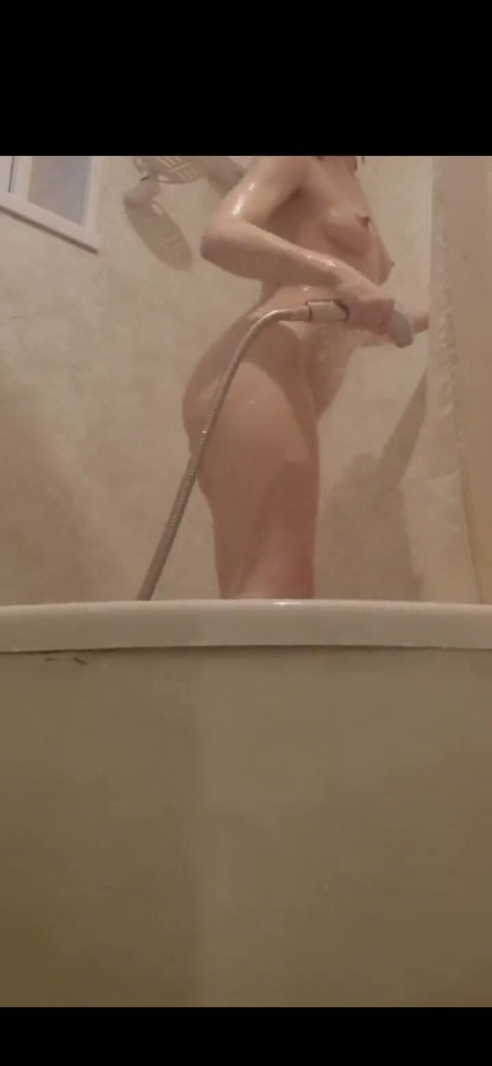 Lillia Cena: Sprchování