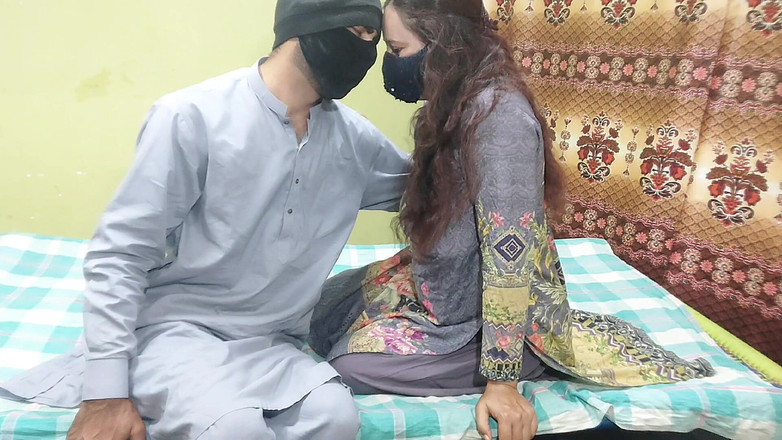 Pakistani CoupleX: Indisch grote pikpaar op zijn hondjes eigengemaakt
