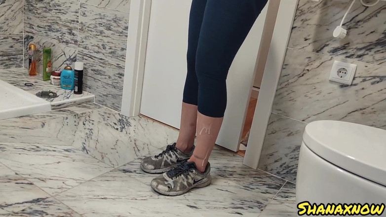 Shanaxnow: Adidașii mei Nike înmuiați de ejacularea iubitului meu m-au aprins