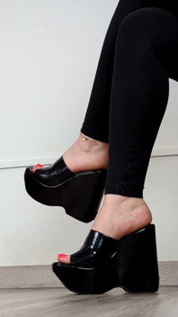คอลเลกชันรองเท้า รุ่นแม่น่าเย็ด y2k สิทธิบัตรผิวดํา Wedges - Dame Olga