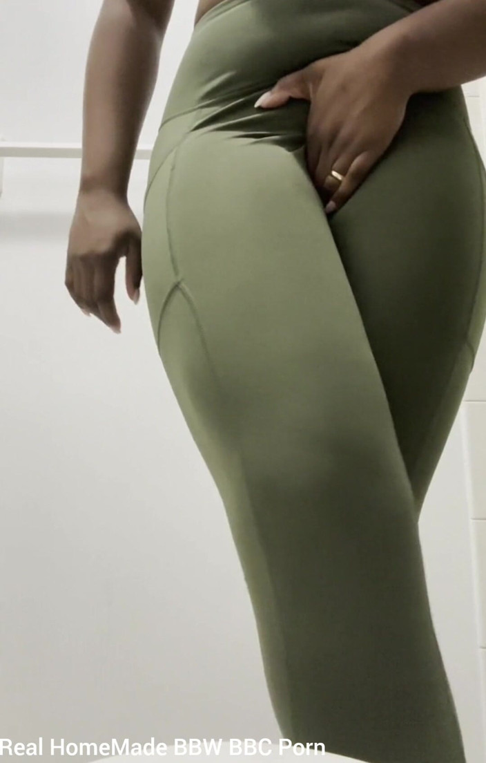 Super sexy ebony cuties: Verzweifelt nach pinkeln in meine Hose in Nylon leggings
