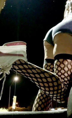 CindieLove: Sexy zadek těsné džínové šortky a síťky na venkovní displeji sexy...