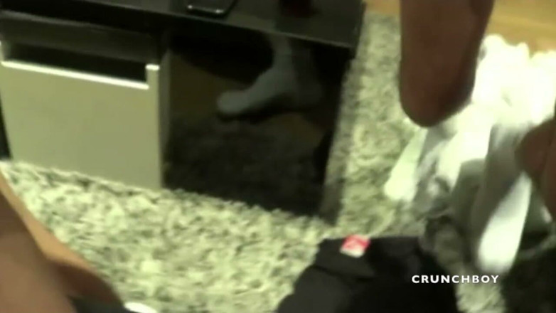 Sneaker gay: Umilire cu picioare și picioare pentru 2 băieți cu scally