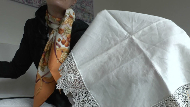Lady Victoria Valente: Annusando fazzoletti in pizzo e giochi di sega arrapante, parte 1:...