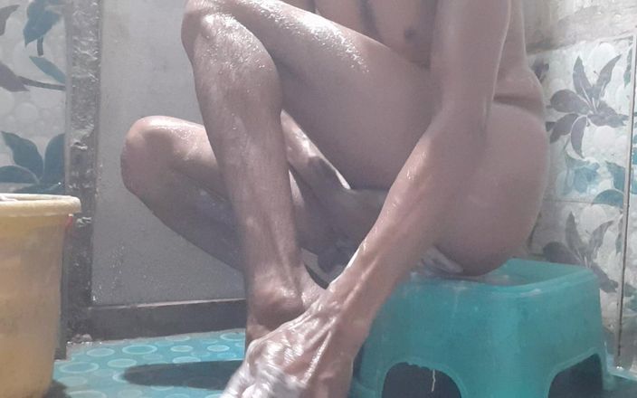 Che: Phòng tắm vòi hoa sen tại nhà người đàn ông Ấn Độ con cu...