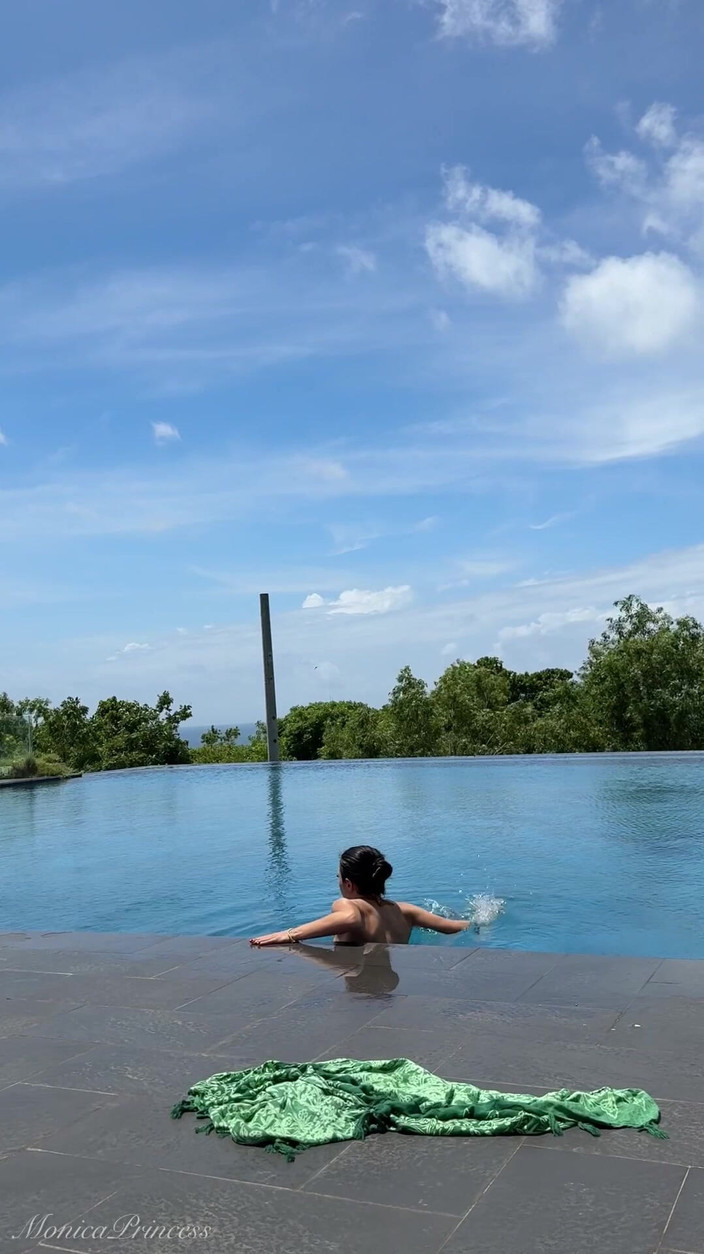 Princess Monica: Mengusik di Kolam Bikini Mikro, Berenang