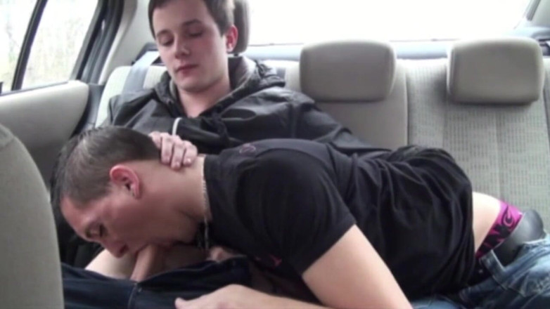 Gaybareback: Twinks enayiler arabada ve ormanda sikiliyor