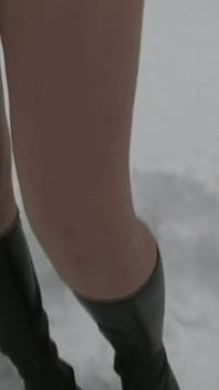 Une jolie brune séduisante se déshabille au pays des merveilles snowy winter
