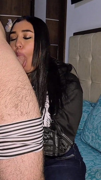 Bruna in Jeans Che Si Mette in Bocca Il Rossetto Rosa per Assaggiare Il Cazzo Del Suo Ragazzo