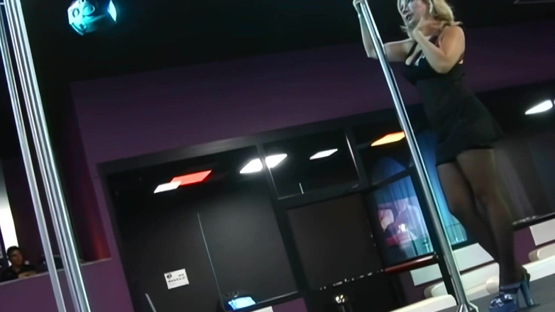 Big Boobs Babe: Veronica Belli Dances on Stage and on Top of Giant...