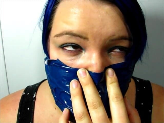 Selfgags classic: ¡Layla se convierte en otra mordaza cruel, apretada y masiva...