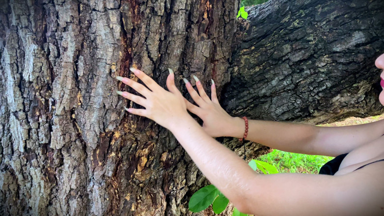 Goddess Li: Long, Natural Fingernails Scratching a Tree