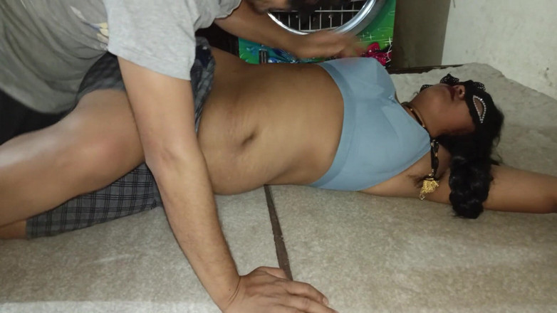 Pinkyrani2333: Bhabhi merah jambu secara rahsia mengambil air chudwali dengan lelaki...