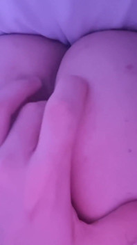 Cewek sange ini muasin lubangnya pakai vibrator di malam hari