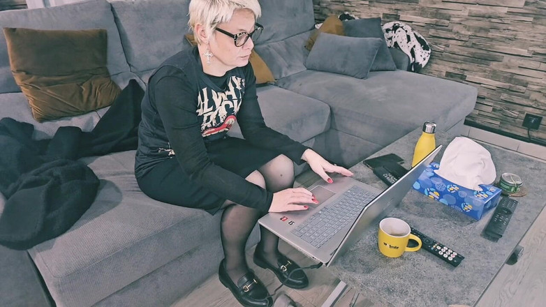 Sofy13: Dovevo scegliere tra lavorare o dildo la mia figa matura...