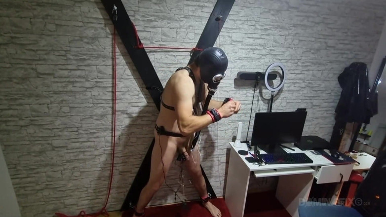LadyPam: Dojrzała dominatrix kontroluje niewolnika związanej maski gazu