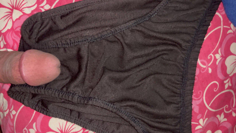 Cumlover35804: Teyzem Sangeeta'nın siyah külotlarına boşalıyorum.