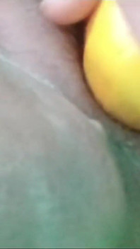 Tante seksi filipina lagi asik masukin buah ke dalam memekku