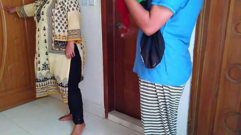 Aria Mia: Desi sexy manželka podvádí s manželem a sex s prodavačem...