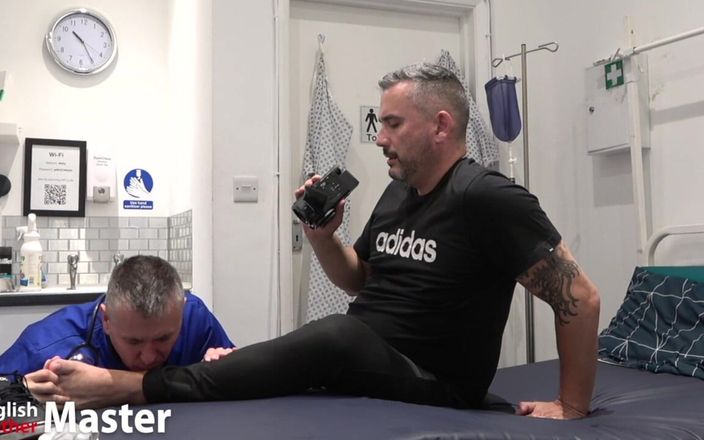 EnglishLeathermaster: Lekarz uwielbia stopy pacjentów i zjada spermę z stóp