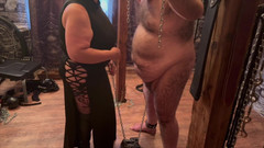 Aaexperiencesltd: Část!:- Domina Satana si smyslně hraje se Satanovým prasátkem.