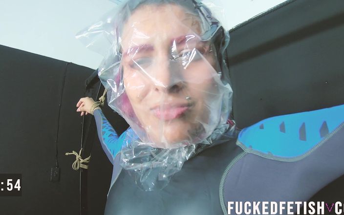 Fucked Fetish: Sara Humilhação 4 membros amarrados saco de respiração