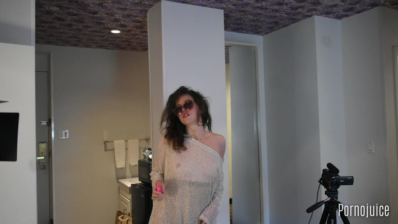 PornoJuice Faphouse: ホットな美術学生が年配の男性の黒いペニスで遊ぶライラック