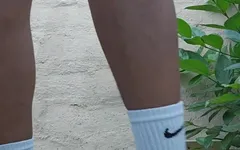 L'eccitante ragazzo twink nel cortile dei suoi amici