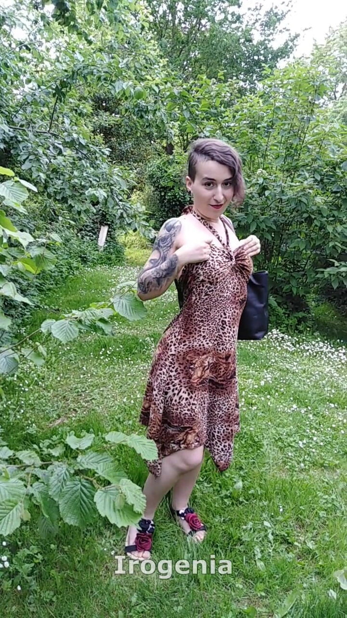 Irogenia: Uprostřed lesa nadržená děvka zaplní všechny díry